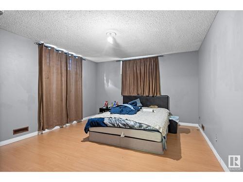 7912 44 Av Nw Nw, Edmonton, AB - Indoor Photo Showing Bedroom