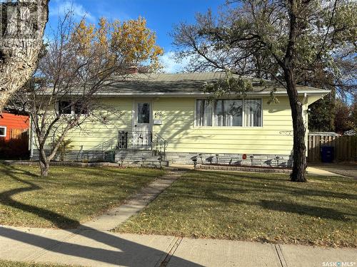 450 4Th Street, Weyburn, SK - Outdoor