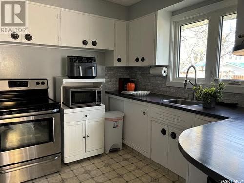 450 4Th Street, Weyburn, SK - Indoor Photo Showing Kitchen