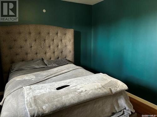 450 4Th Street, Weyburn, SK - Indoor Photo Showing Bedroom