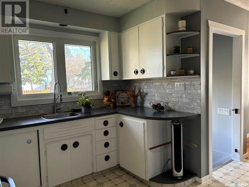 450 4Th Street, Weyburn, SK - Indoor Photo Showing Kitchen