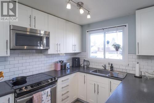 662 Mohawk Cres, Thunder Bay, ON - Indoor Photo Showing Kitchen With Double Sink With Upgraded Kitchen