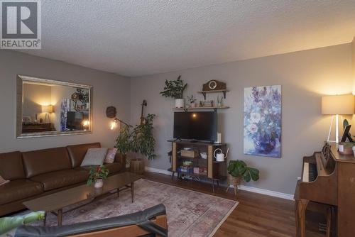 662 Mohawk Cres, Thunder Bay, ON - Indoor Photo Showing Living Room