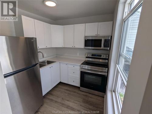 1 Mcnaughton Avenue, Wallaceburg, ON - Indoor Photo Showing Kitchen With Double Sink