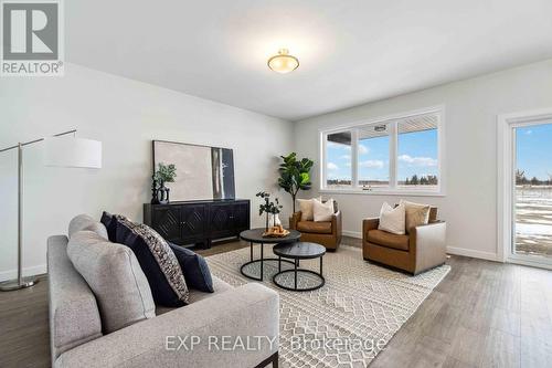 3585 Britt Boulevard, Plympton-Wyoming (Plympton Wyoming), ON - Indoor Photo Showing Living Room