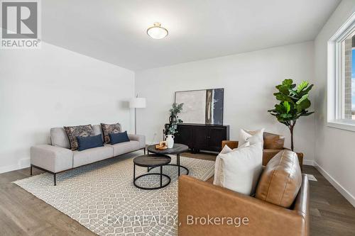 3585 Britt Boulevard, Plympton-Wyoming (Plympton Wyoming), ON - Indoor Photo Showing Living Room