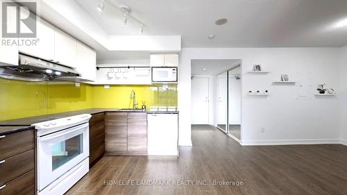 512 - 121 Mcmahon Drive, Toronto, ON - Indoor Photo Showing Kitchen