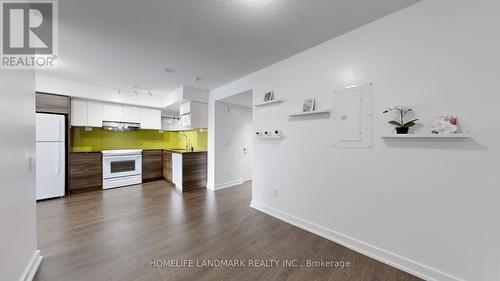 512 - 121 Mcmahon Drive, Toronto, ON - Indoor Photo Showing Kitchen