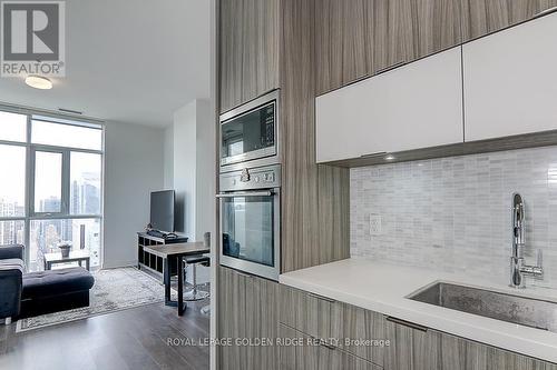 4002 - 318 Richmond Street W, Toronto, ON - Indoor Photo Showing Kitchen