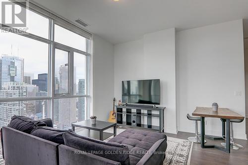 4002 - 318 Richmond Street W, Toronto, ON - Indoor Photo Showing Living Room