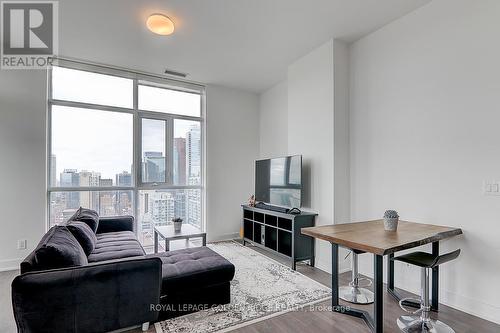 4002 - 318 Richmond Street W, Toronto, ON - Indoor Photo Showing Living Room