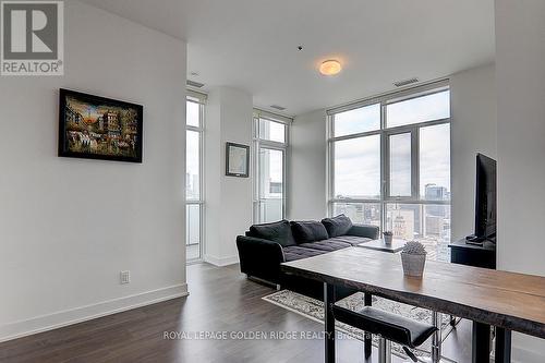 4002 - 318 Richmond Street W, Toronto, ON - Indoor Photo Showing Living Room