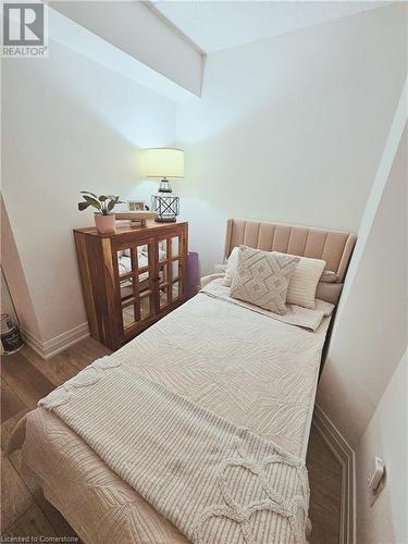 Bedroom featuring hardwood / wood-style flooring - 2030 Cleaver Avenue Unit# 122, Burlington, ON - Indoor Photo Showing Bedroom