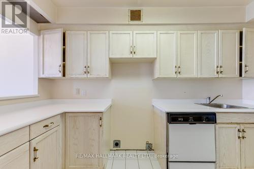 905 - 284 Bloor Street W, Toronto, ON - Indoor Photo Showing Kitchen