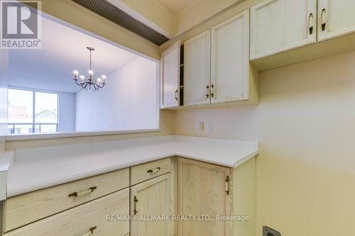 905 - 284 Bloor Street W, Toronto, ON - Indoor Photo Showing Kitchen