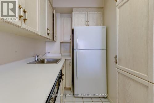 905 - 284 Bloor Street W, Toronto, ON - Indoor Photo Showing Kitchen