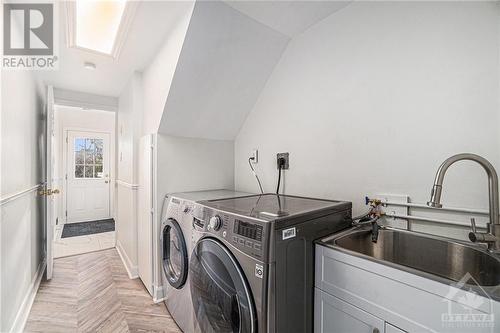 1945 Greenway Park, Ottawa, ON - Indoor Photo Showing Laundry Room