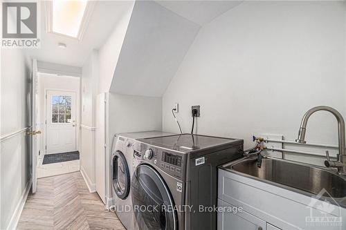 1945 Greenway Park, Ottawa, ON - Indoor Photo Showing Laundry Room