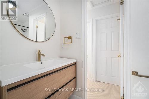 1945 Greenway Park, Ottawa, ON - Indoor Photo Showing Bathroom