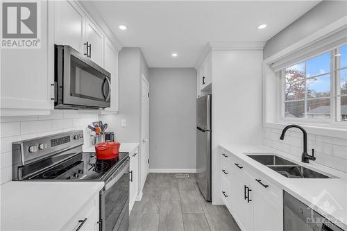 13 Oak Crescent, Brockville, ON - Indoor Photo Showing Kitchen With Double Sink With Upgraded Kitchen