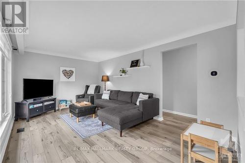 13 Oak Crescent, Brockville (810 - Brockville), ON - Indoor Photo Showing Living Room