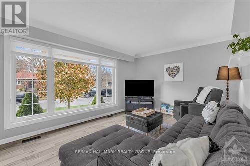 13 Oak Crescent, Brockville (810 - Brockville), ON - Indoor Photo Showing Living Room