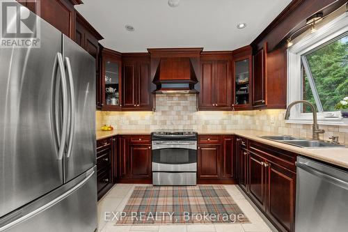 4135 Hickory Drive, Mississauga, ON - Indoor Photo Showing Kitchen With Double Sink