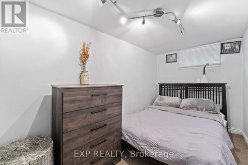 4135 Hickory Drive, Mississauga, ON - Indoor Photo Showing Bedroom