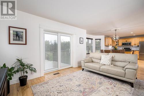 437 Abrams Road, Greater Napanee, ON - Indoor Photo Showing Living Room