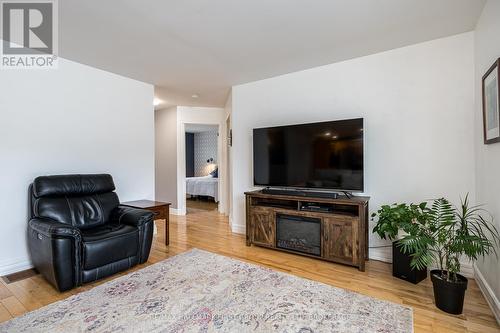 437 Abrams Road, Greater Napanee, ON - Indoor Photo Showing Living Room