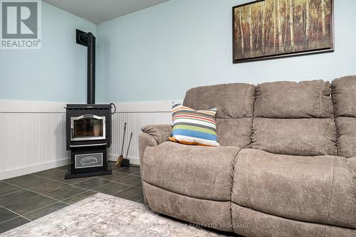 437 Abrams Road, Greater Napanee, ON - Indoor Photo Showing Living Room