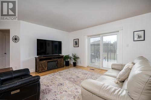 437 Abrams Road, Greater Napanee, ON - Indoor Photo Showing Living Room