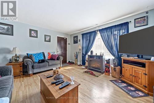 70 Dundas Street W, Greater Napanee, ON - Indoor Photo Showing Living Room