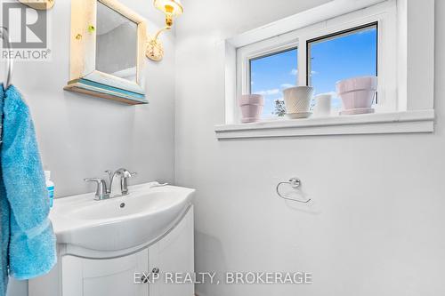 109714 Highway 7, Tweed, ON - Indoor Photo Showing Bathroom