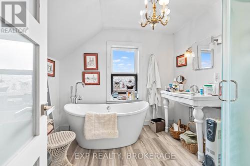 109714 Highway 7, Tweed, ON - Indoor Photo Showing Bathroom