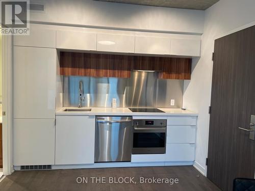 509 - 185 Roehampton Avenue, Toronto, ON - Indoor Photo Showing Kitchen