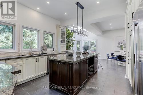 32 Stonegate Street, Whitchurch-Stouffville, ON - Indoor Photo Showing Kitchen With Upgraded Kitchen