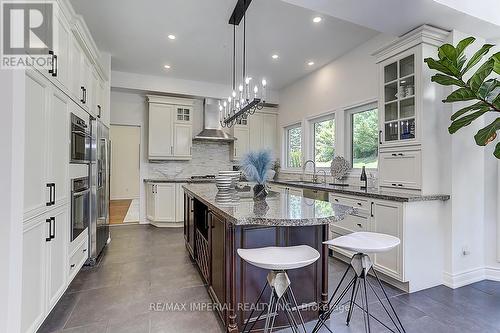 32 Stonegate Street, Whitchurch-Stouffville, ON - Indoor Photo Showing Kitchen With Upgraded Kitchen