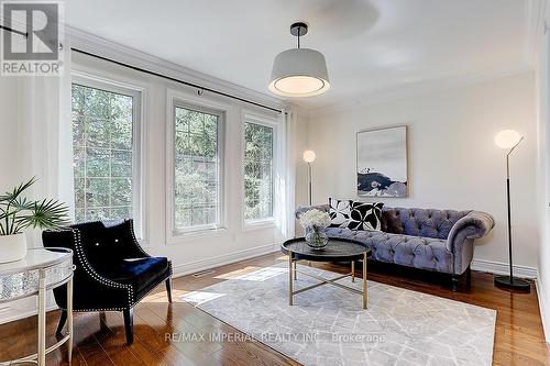 32 Stonegate Street, Whitchurch-Stouffville, ON - Indoor Photo Showing Living Room