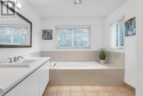 654 Ashprior Avenue, Mississauga, ON - Indoor Photo Showing Bathroom