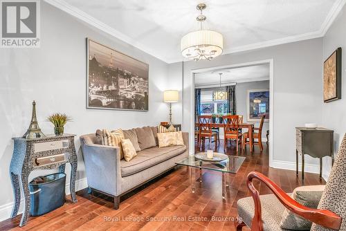 654 Ashprior Avenue, Mississauga, ON - Indoor Photo Showing Living Room