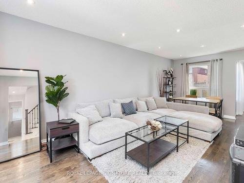 7394 Cloverleaf Crt, Mississauga, ON - Indoor Photo Showing Living Room