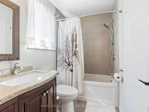 7394 Cloverleaf Crt, Mississauga, ON - Indoor Photo Showing Bathroom