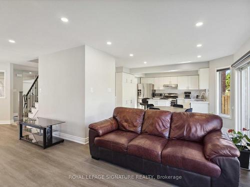 5609 Sidmouth St, Mississauga, ON - Indoor Photo Showing Living Room