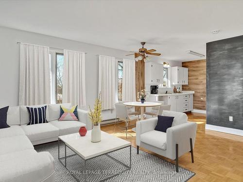 124 Centre St, Trent Hills, ON - Indoor Photo Showing Living Room