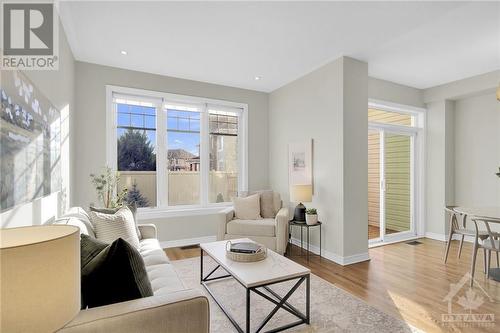 368 Horseshoe Crescent, Stittsville, ON - Indoor Photo Showing Living Room