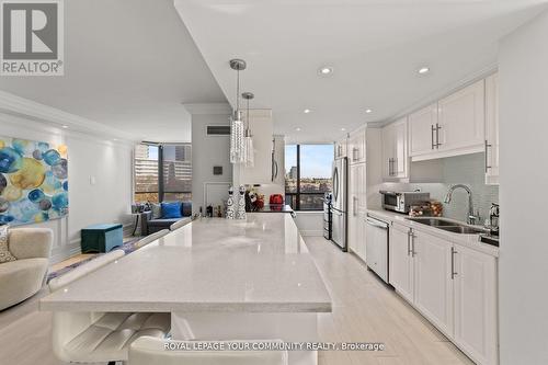 503 - 7420 Bathurst Street, Vaughan, ON - Indoor Photo Showing Kitchen With Double Sink With Upgraded Kitchen