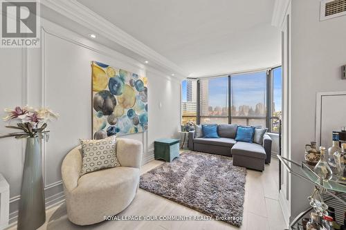 503 - 7420 Bathurst Street, Vaughan, ON - Indoor Photo Showing Living Room