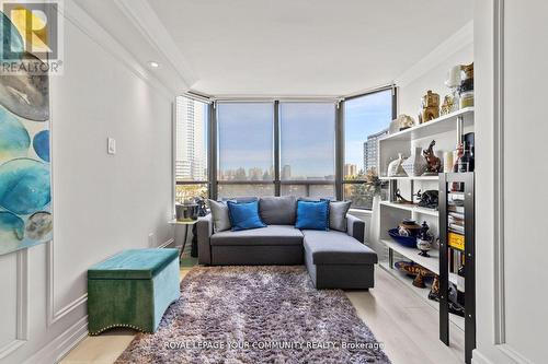 503 - 7420 Bathurst Street, Vaughan, ON - Indoor Photo Showing Living Room