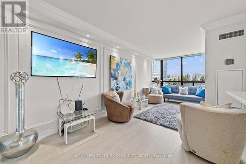 503 - 7420 Bathurst Street, Vaughan, ON - Indoor Photo Showing Living Room